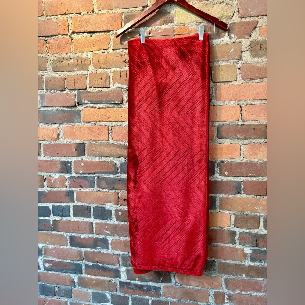 NWOT Bright Red Plush ELLE Blanket. Size: 50x72.